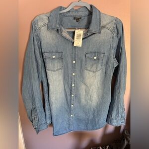 #NWT #Torrid Button down long sleeve Chambray blouse. Size 0.